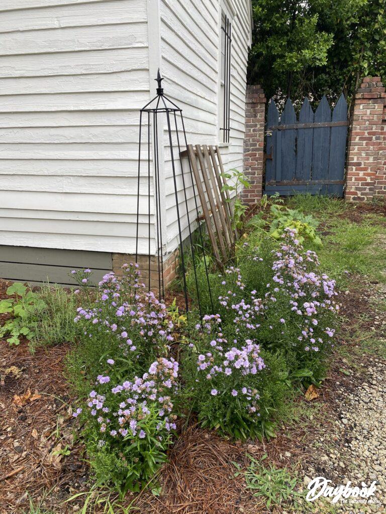 corner garden with metal decor